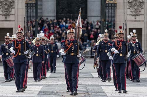 relevo solemne guardia real madrid - palacio real madrid