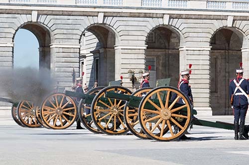 relevo solemne guardia real madrid - palacio real madrid