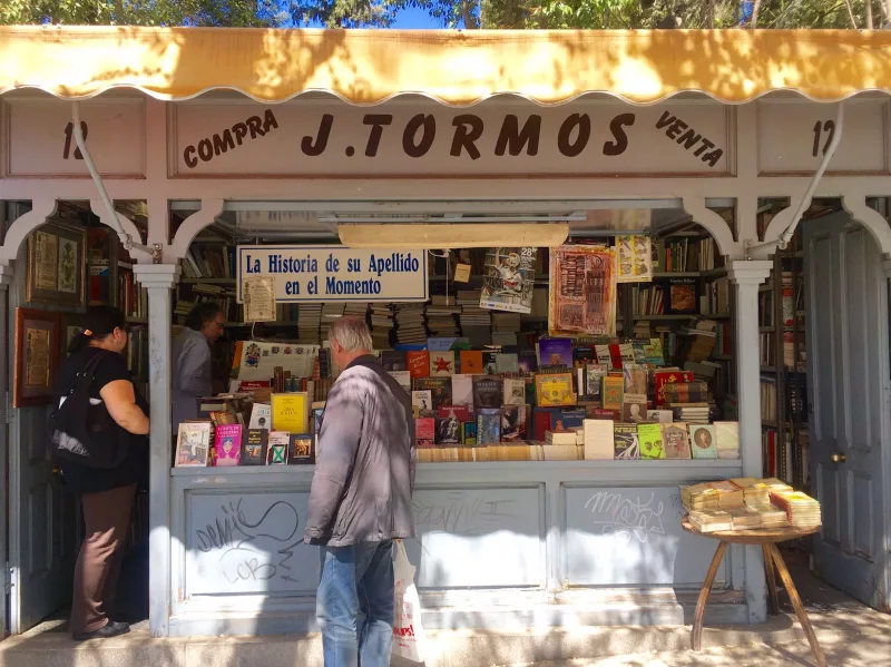 cuesta moyano - feria del libro madrid