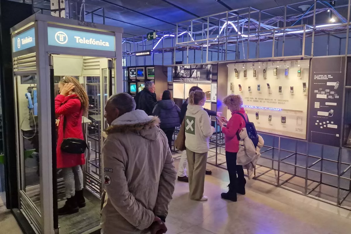 exposición de analógicos a digitales - exposiciones fundación telefónica