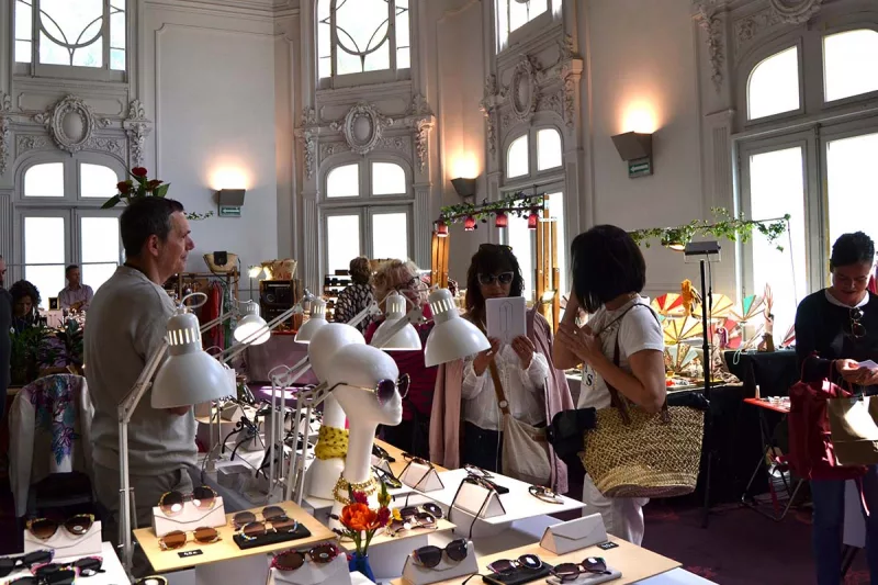 Mercado del Encanto en el Palacio de Santa Bárbara con puestos de diseño y artesanía en Madrid