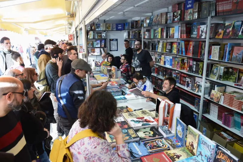 Stands y visitantes en la Feria del cómic en Matadero Madrid